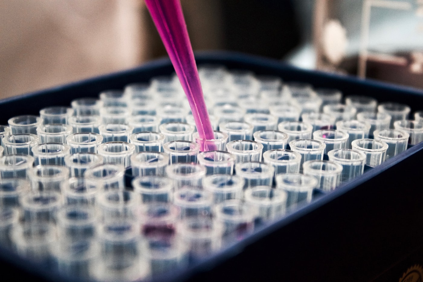 Laboratory pipetting into sample tubes